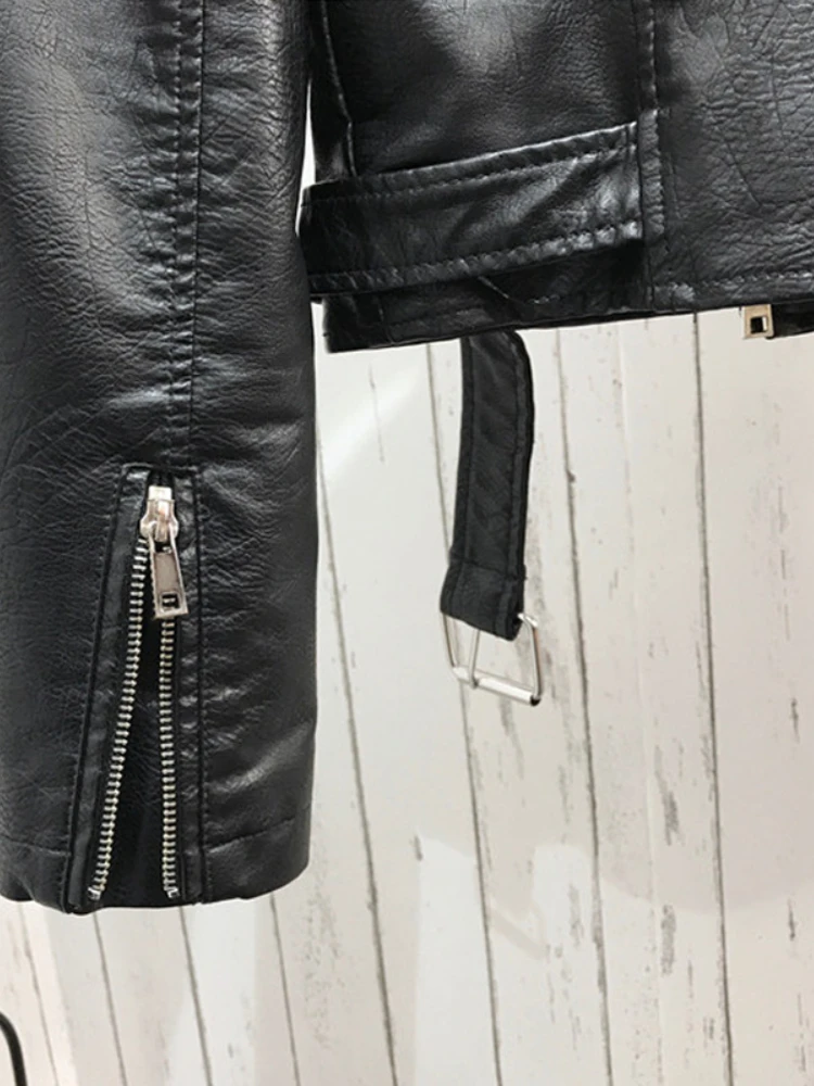 ผู้หญิงรถจักรยานยนต์เสื้อหนังFauxฤดูใบไม้ผลิStreetwear Graffitiพิมพ์BikerหนังสุภาพสตรีสีดําLapel Zipper Outwear