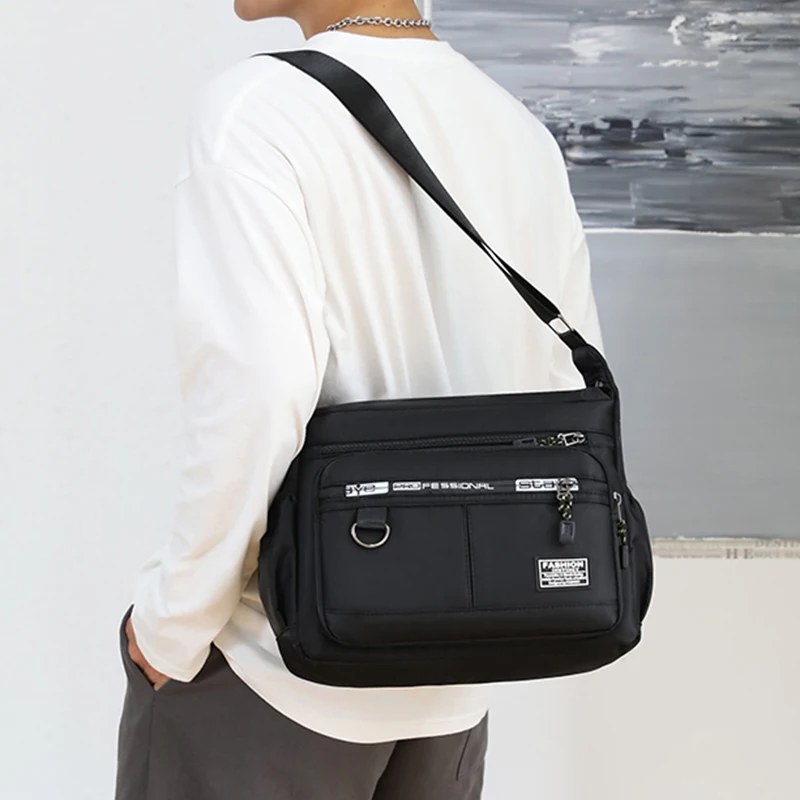 Borsa business monospalla da uomo, adatta per viaggi d'affari e lavoro, realizzata in materiale di nylon, con tracolla singola.