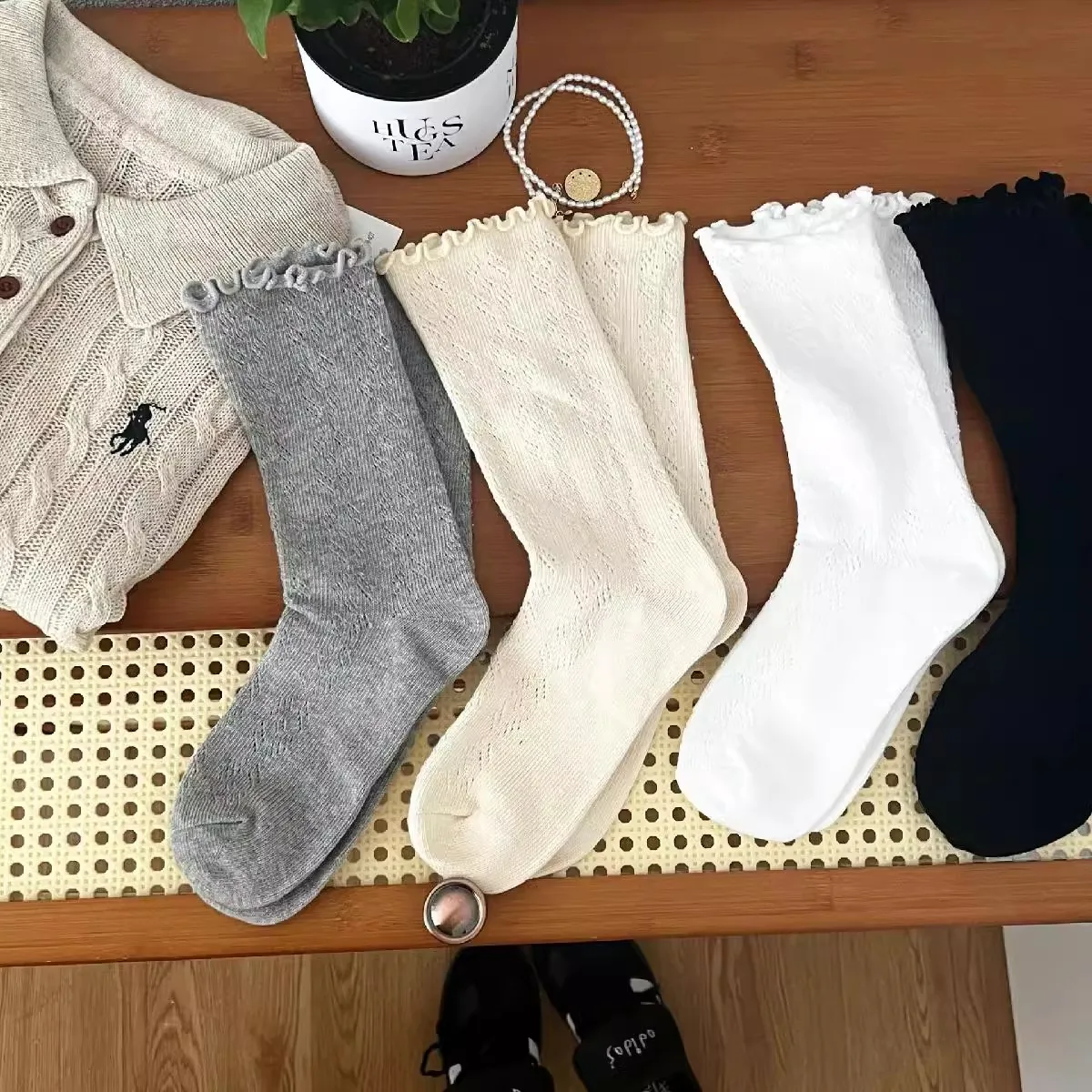 Полые носки в стиле ретро для женщин, черные, бежевые, полые свободные носки средней длины для женщин, повседневные милые модные длинные ворсовые чулки для девочек