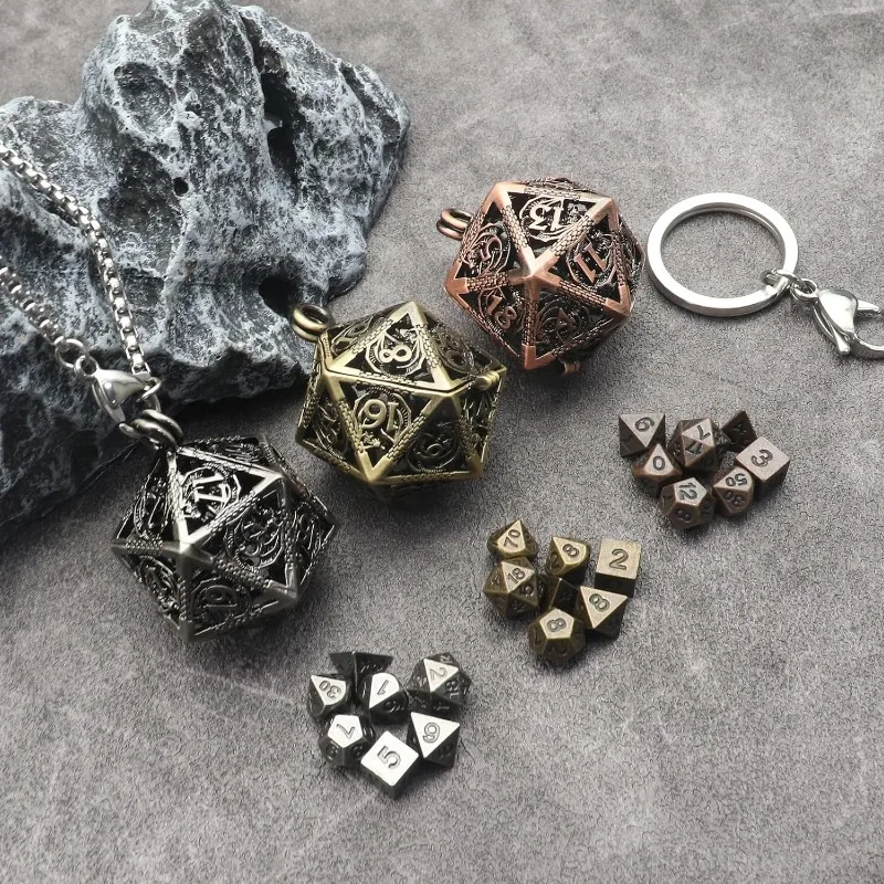1 Juego de Mini juego de dados DND de Metal con caja de dados de collar D20 hueco de hierro antiguo juego de dados de Metal pequeños antiguos llavero D & D portátil
