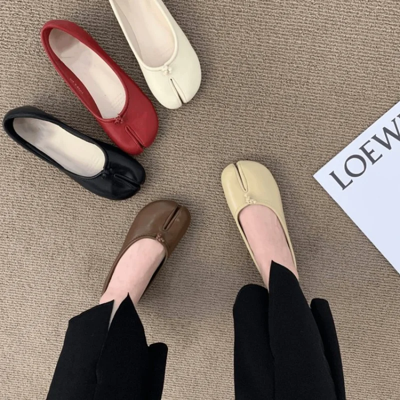 Scarpe singole con bocca superficiale da donna con punta divisa in stile coreano Nuove zamponi di maiale slip-on Mocassini piatti versatili della nonna