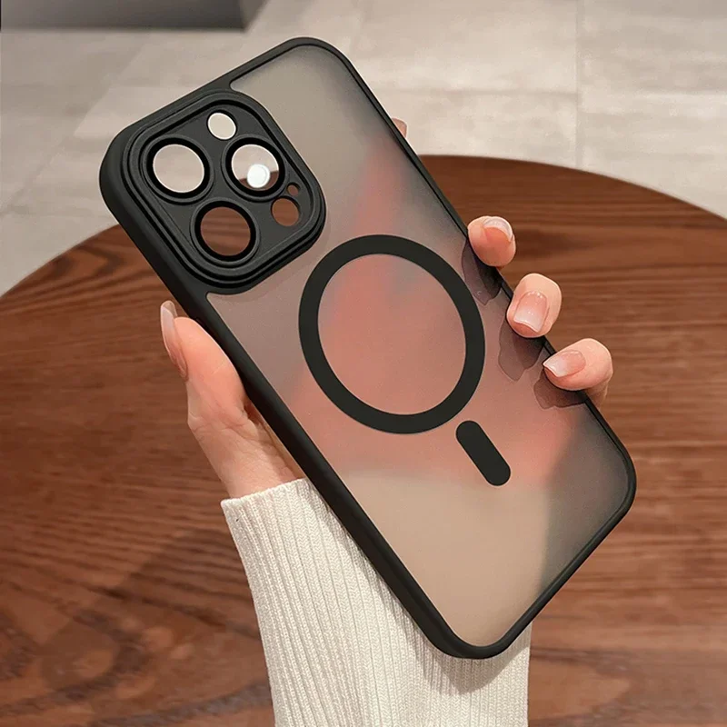 Funda magnética de lujo con armadura translúcida mate a prueba de golpes para iPhone 14, 13, 12, 11, 15 Pro Max Plus, funda de carga inalámbrica Magsafe