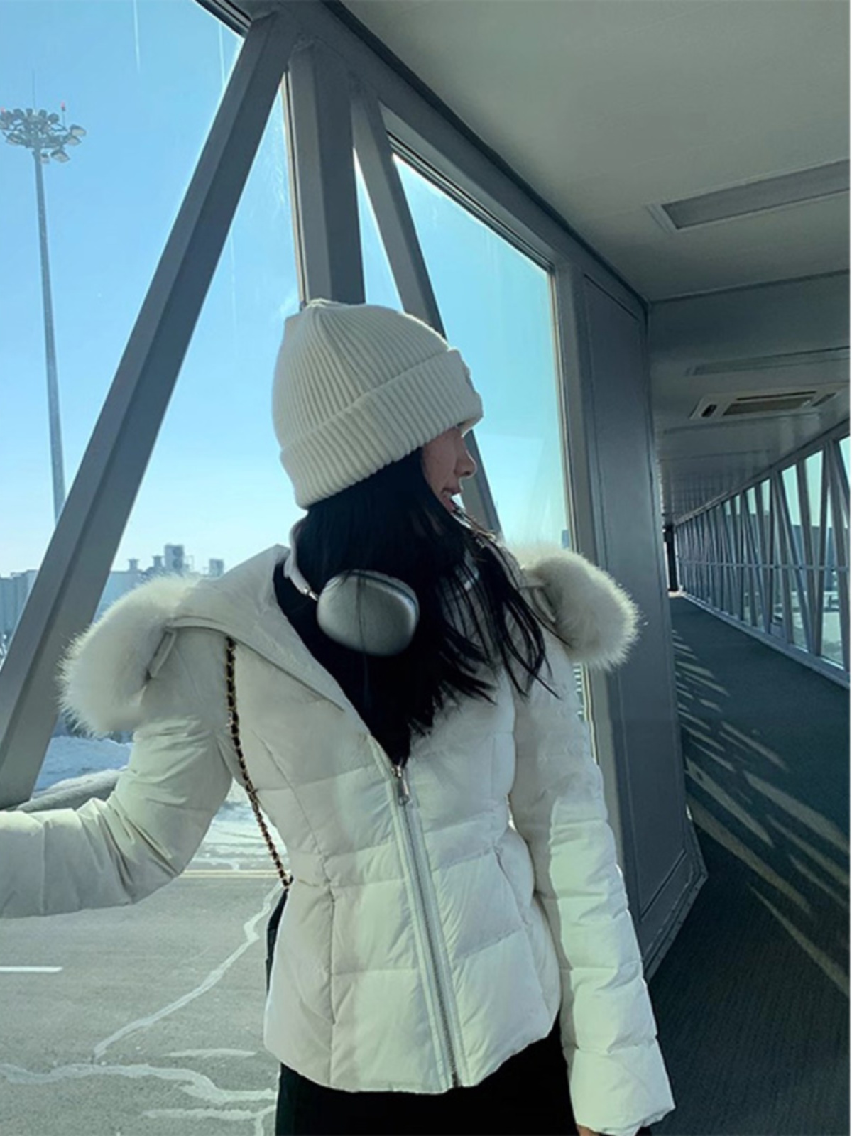 White Large Fur Collar down Jacket Women's 2024 Winter New Design Ultra Slim Lightweight Hooded White Duck down Outerwear