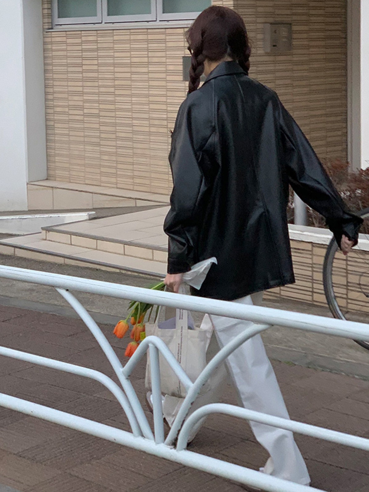 ファッショナブルなブラック Pu レザージャケット女性のルーズミディ丈スーツスタイルコートレトロデザインストリート秋の新着