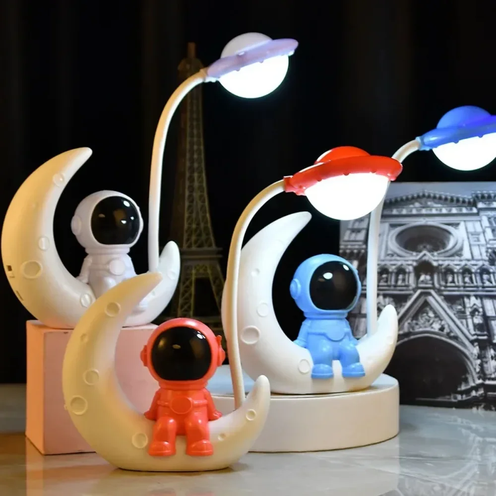 Luz nocturna creativa de astronauta y luna, lámpara de escritorio pequeña LED para decoración de dormitorio, regalo de Navidad