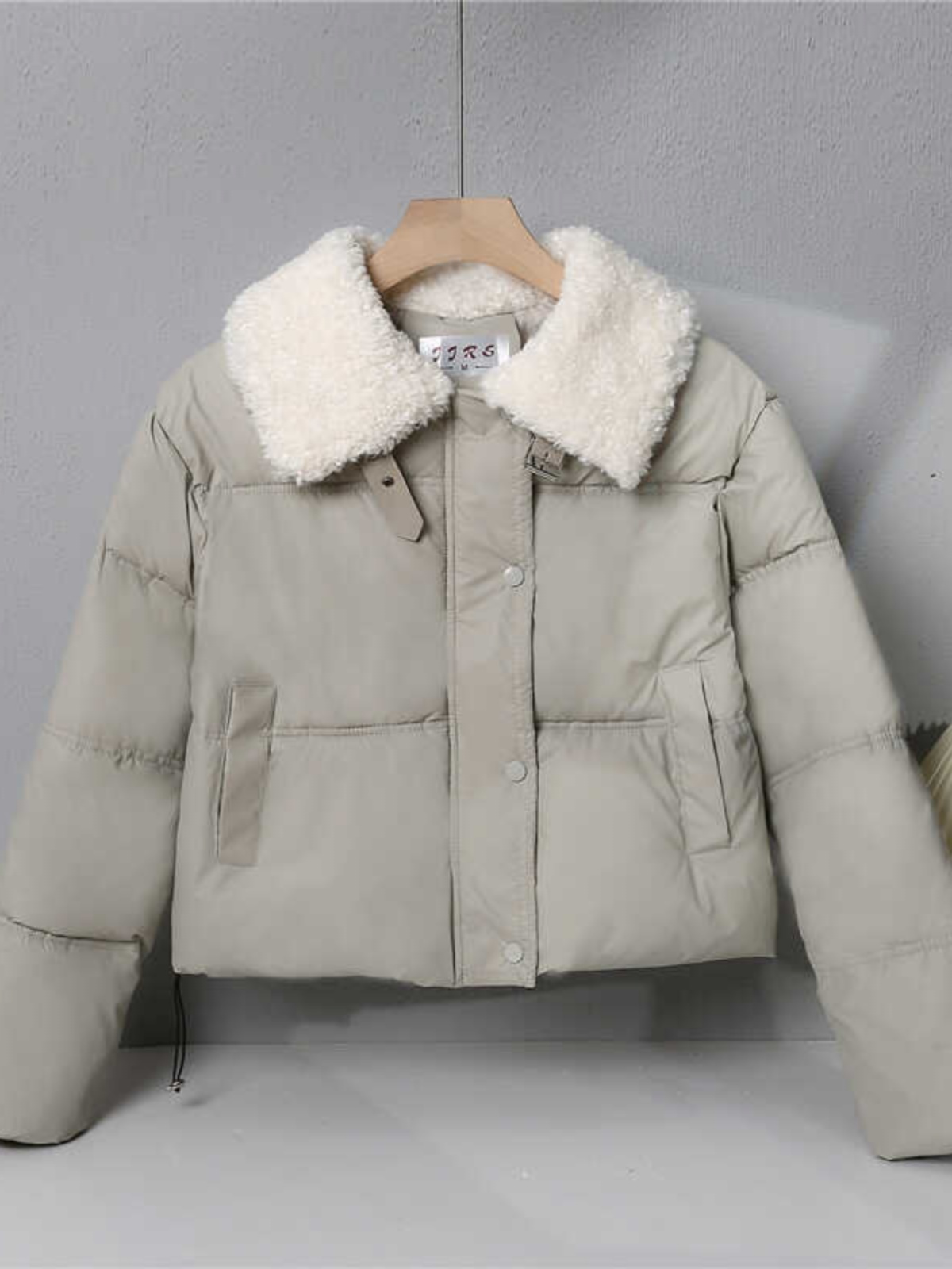 クールなショートコットンジャケット女性の冬のファッショナブルなラムファー襟ダウン充填PUレザーコートストレート英国スタイルボタンジッパーポケット