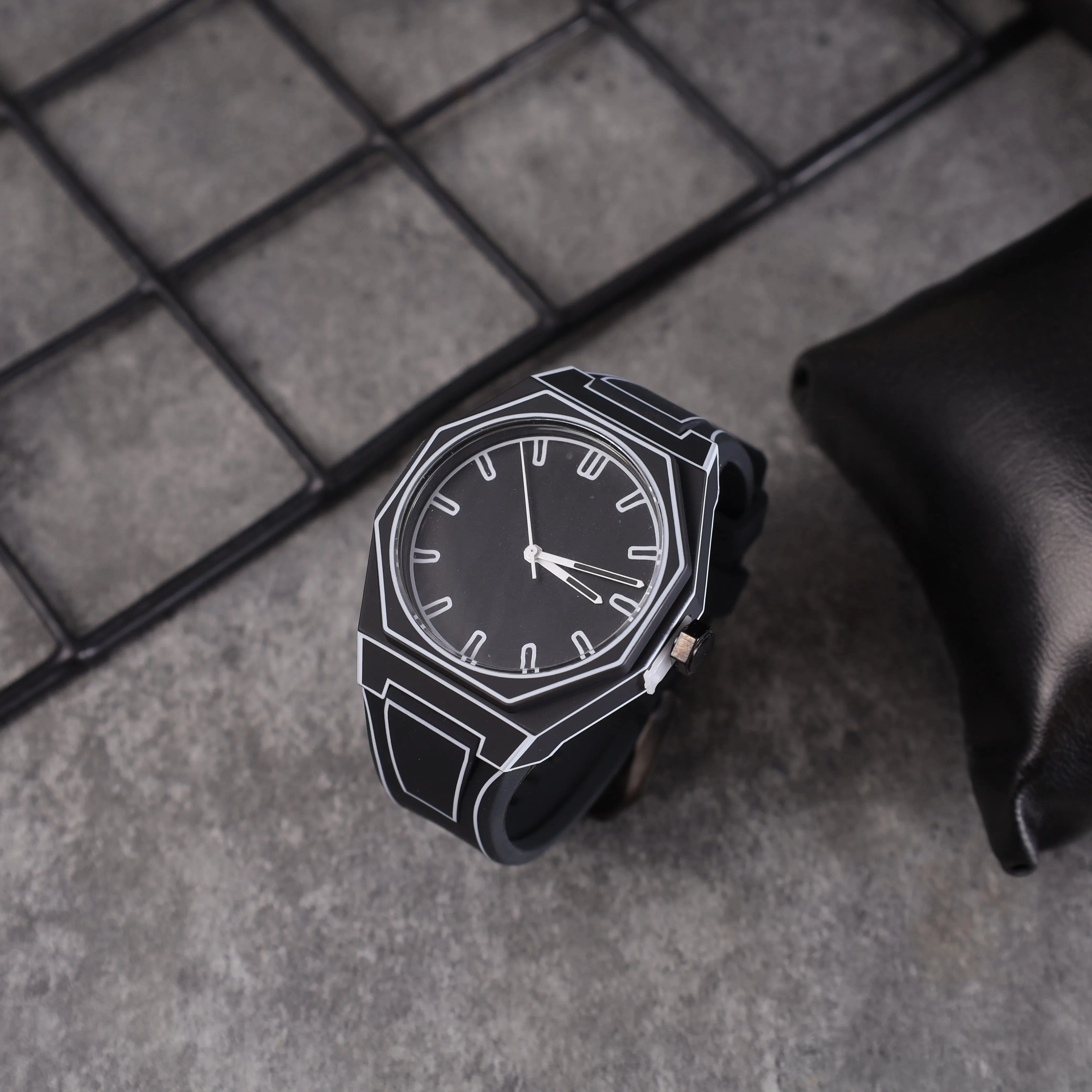 Lightweight Polycarbonate case high tech black men's watch classic simple silicone strap men's quartz watch fashion style clock