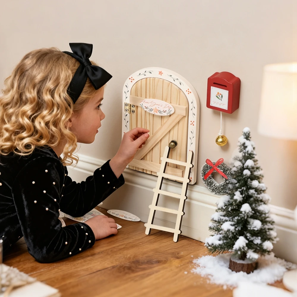 Casa de bonecas mini decorações para casa estilo natal porta elfo de madeira com acessórios decoração da escada da parede do quarto do bebê presentes do bebê