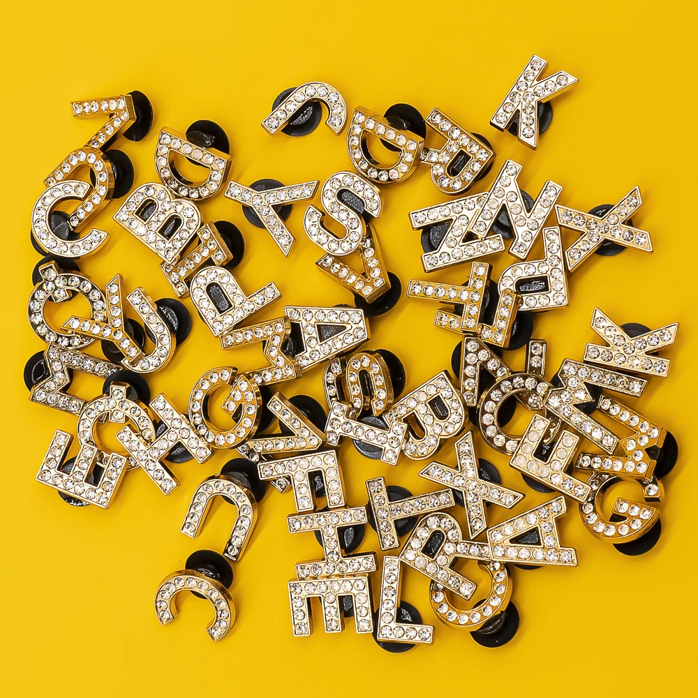 Abalorio de zueco de Metal de lujo para mujer, letras doradas de diseñador ostentoso, Clips para zapatos, sandalias de jardín, decoración de zapatos, 1 piezas