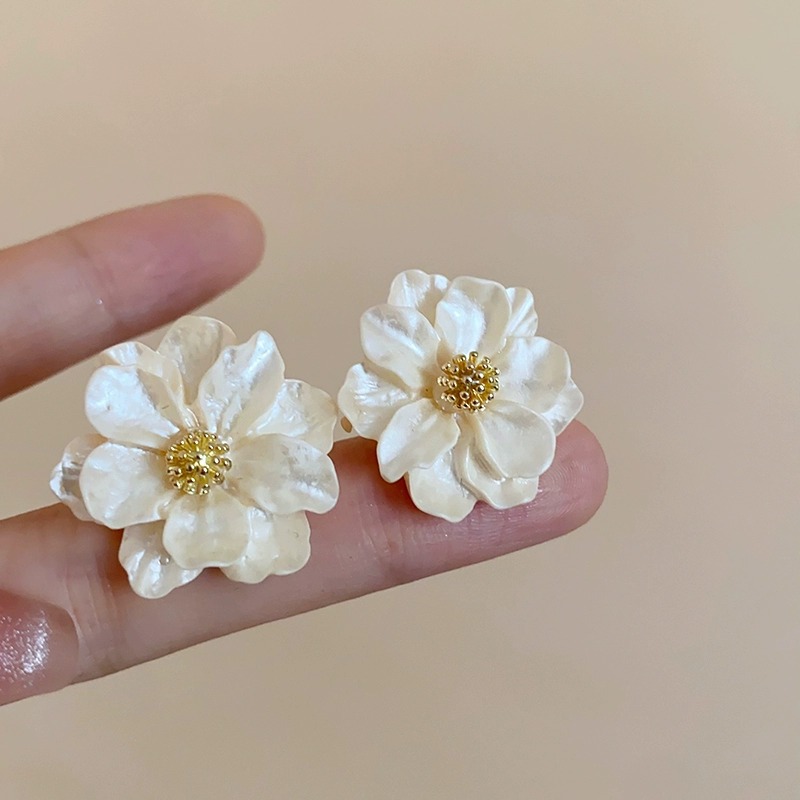 Pendientes de tuerca con flor acrílica blanca para mujer, florales doblados, moda coreana, pétalos dulces, pendientes irregulares para mujer, novedad de 2025