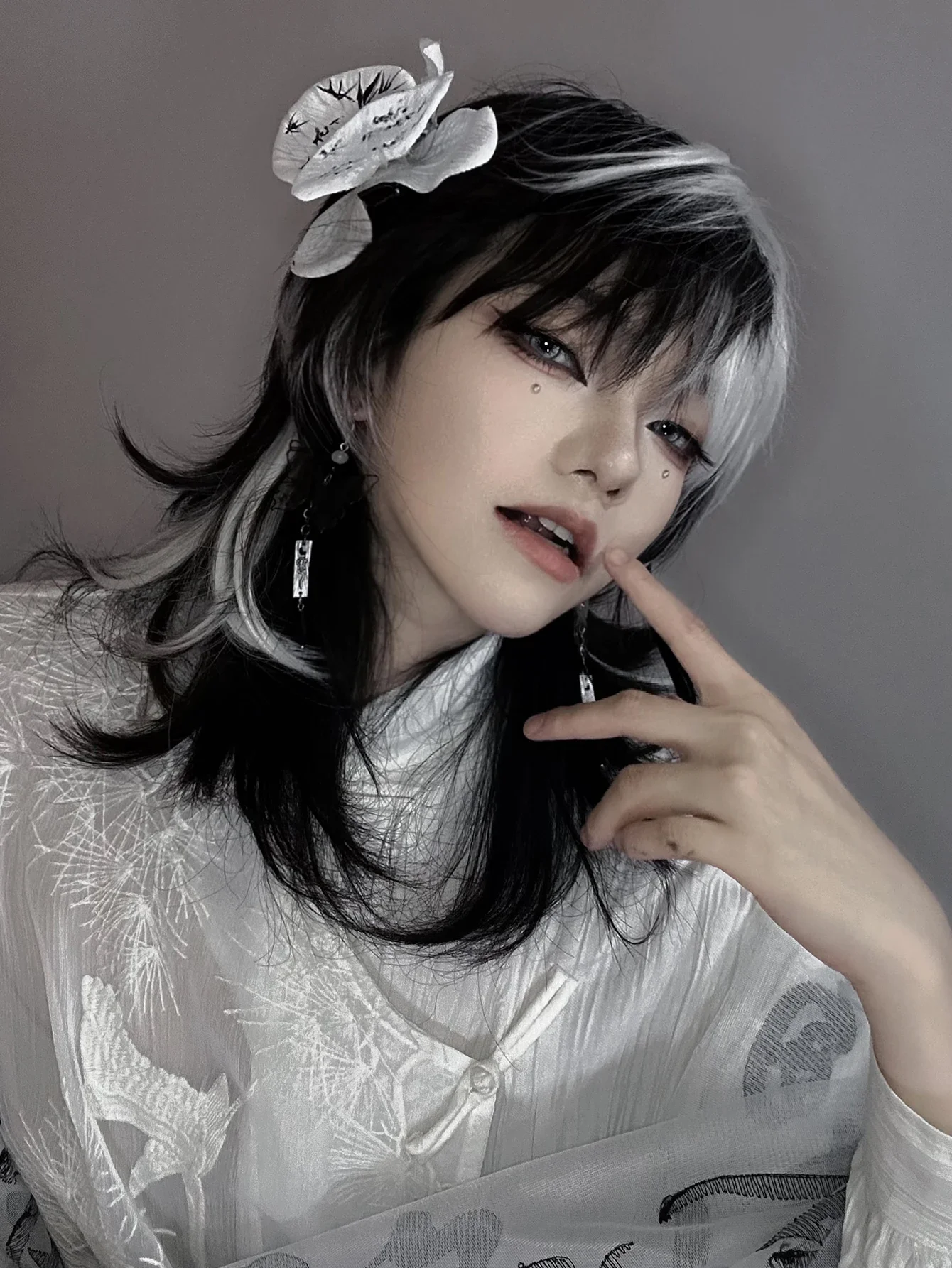 16 inch zwart-witte kleur synthetische pruiken met knal medium natuurlijk golvend haar pruik voor vrouwen dagelijks gebruik cosplay hittebestendig
