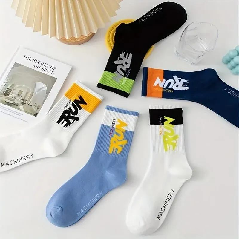 5 Paar trendige, kreative Buchstabenmuster-Farbblock-Crew-Socken für Herren, atmungsaktive, bequeme, lässige Unisex-Socken für Herren im Freien