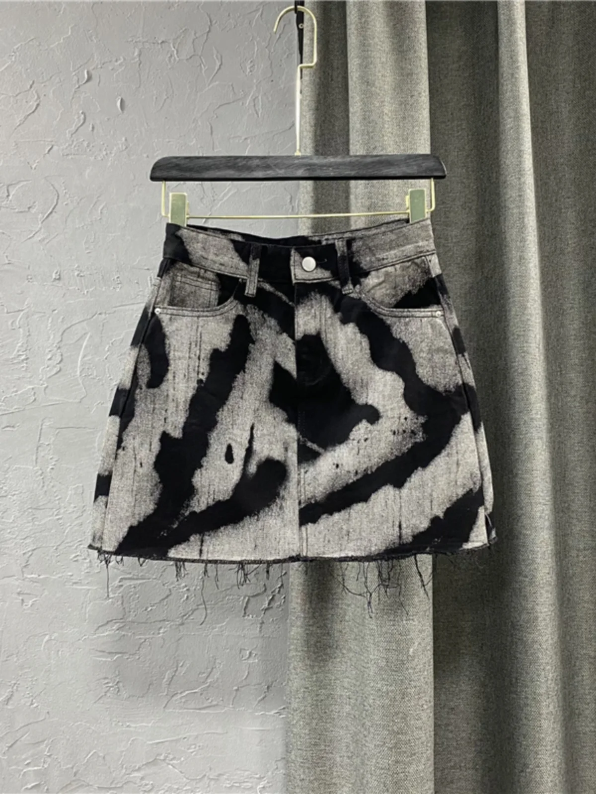Falda corta de mezclilla teñida anudada negra y gris, falda vaquera con patrón personalizado de cintura alta, falda acampanada con flecos, falda versátil de moda