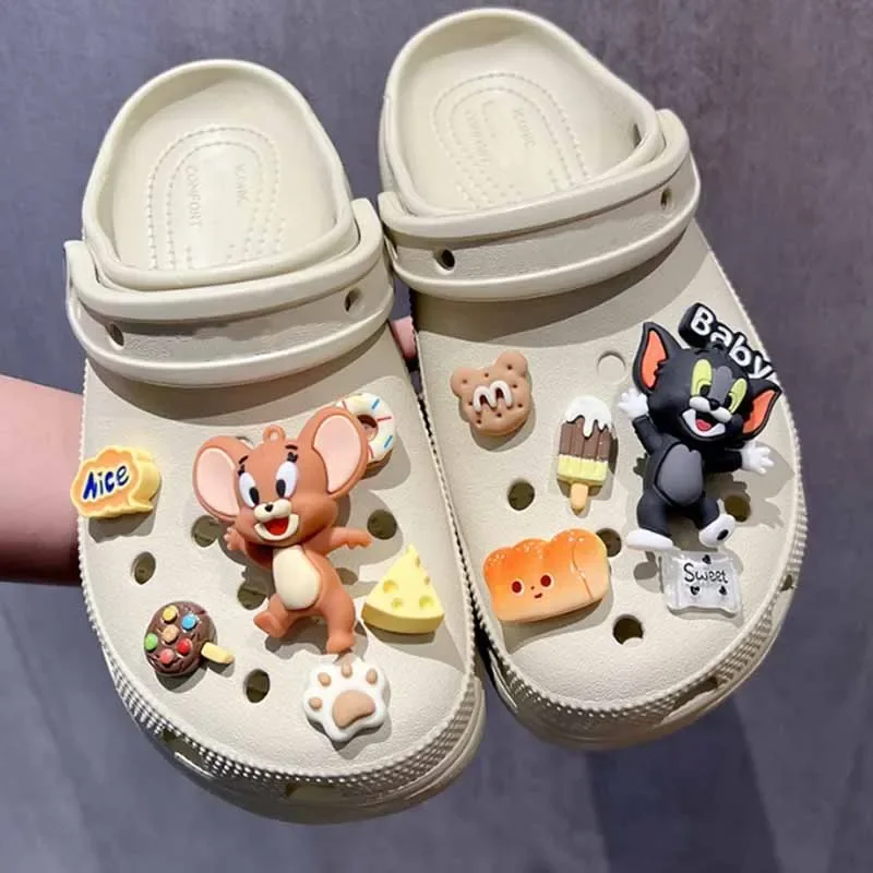 MINISO Tom e Jerry set Personaggio anime per simpatici ciondoli per scarpe da cartone animato Accessori decorativi per regali di Natale con zoccoli classici