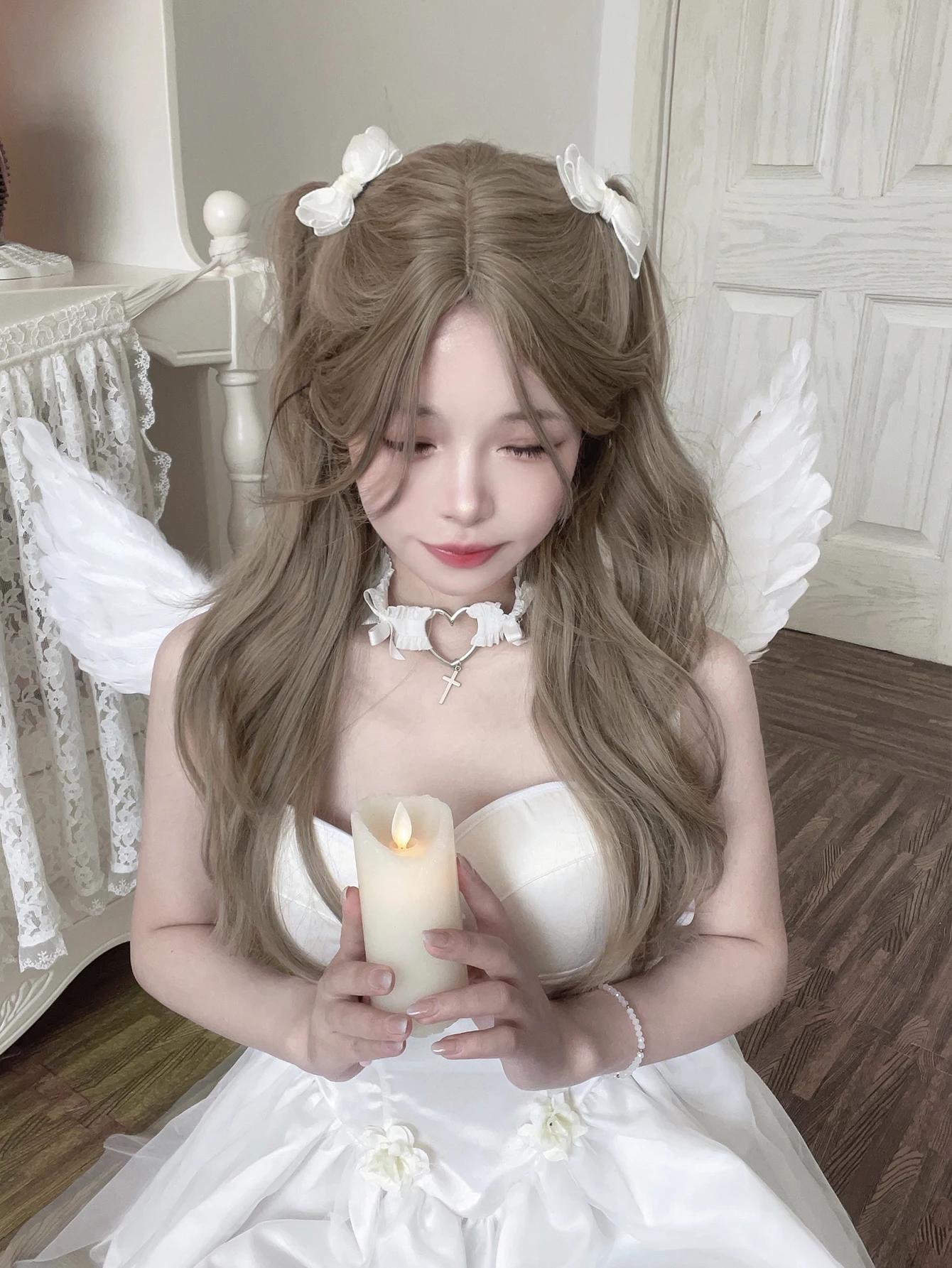 Perucas sintéticas com parte média para mulheres, cabelo longo e ondulado natural, resistente ao calor, festa cosplay, cinza e marrom, 26in