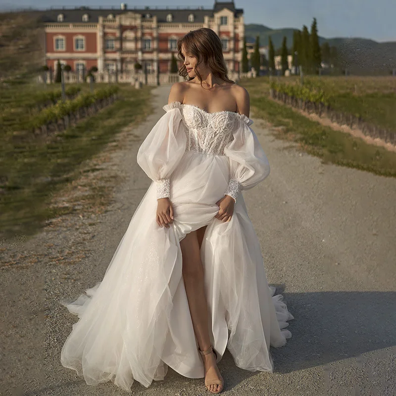 Abito da sposa moderno con scollo a cuore e spalle scoperte, applicazioni in pizzo, maniche a sbuffo, abito da sposa a linea, abiti da sposa