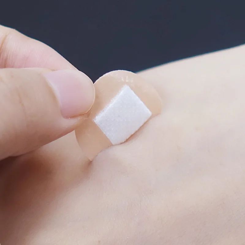 50 pçs/set dos desenhos animados mini emplastros para crianças injeção ferida remendo tiras à prova dwaterproof água redonda band aid primeiros socorros ataduras