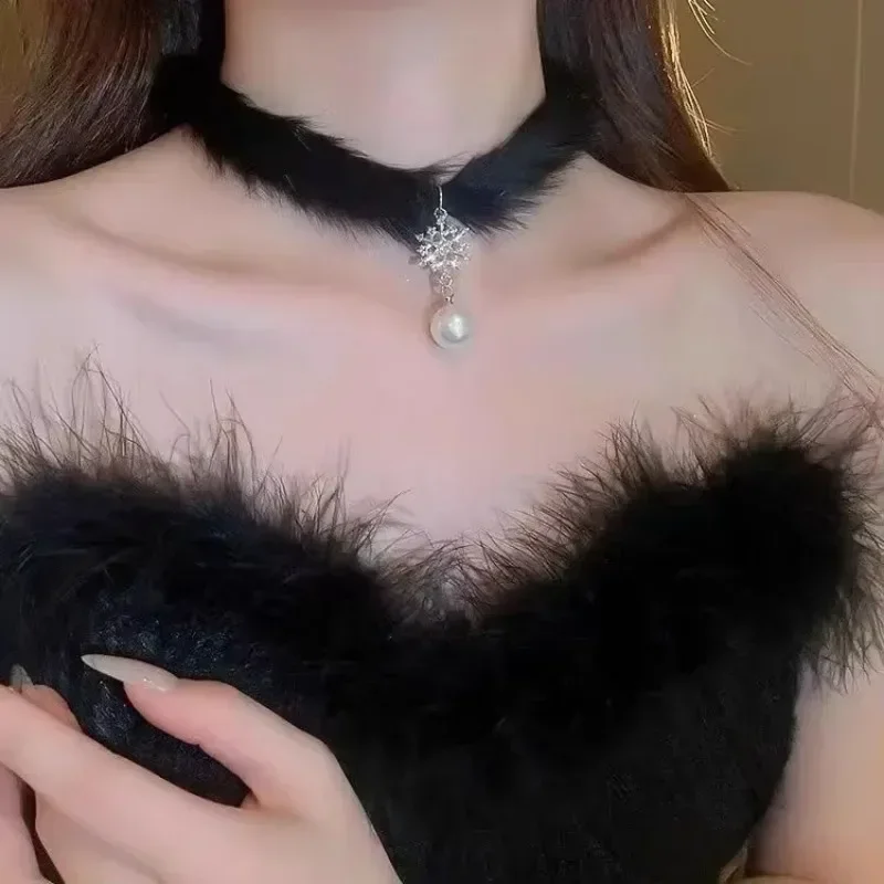 Choker Kepingan Salju Mewah Bulu Elegan Korea untuk Wanita Kalung Rumbai Mutiara Mode Hadiah Perhiasan Pesta Pernikahan Hitam Putih