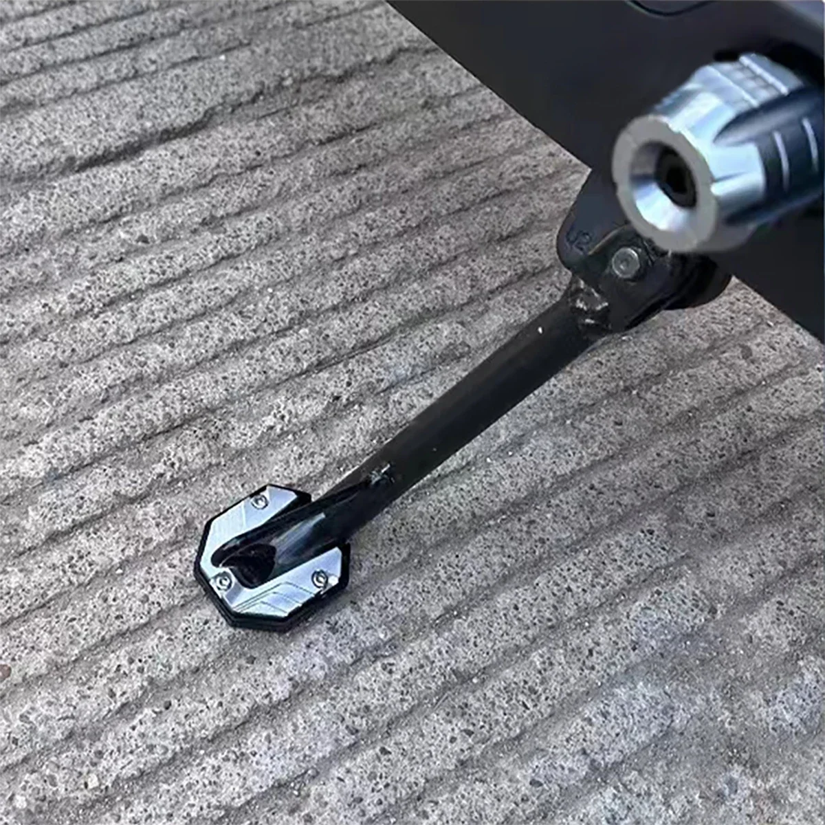 Extensor de soporte de motocicleta de aleación de aluminio CNC, almohadilla de extensión de caballete lateral, placa de soporte antideslizante, Base agrandada, 1 Uds.