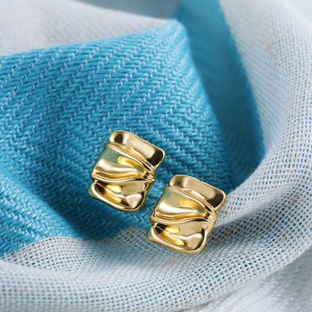 Orecchini a bottone piccoli lucidi quadrati placcati in oro punk per regali di gioielli per l'orecchio penetranti alla moda in metallo pieghettato geometrico delle ragazze delle donne