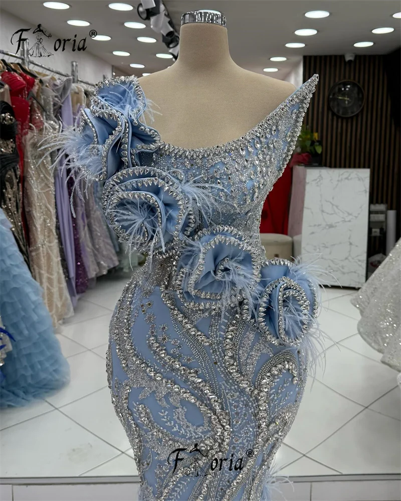 Blaue Perlen, Federn, individuelles formelles Abendkleid, Rosenapplikationen, 3D-Couture-Partykleid, ärmellose formelle Roben, individuell gestaltet, 2025