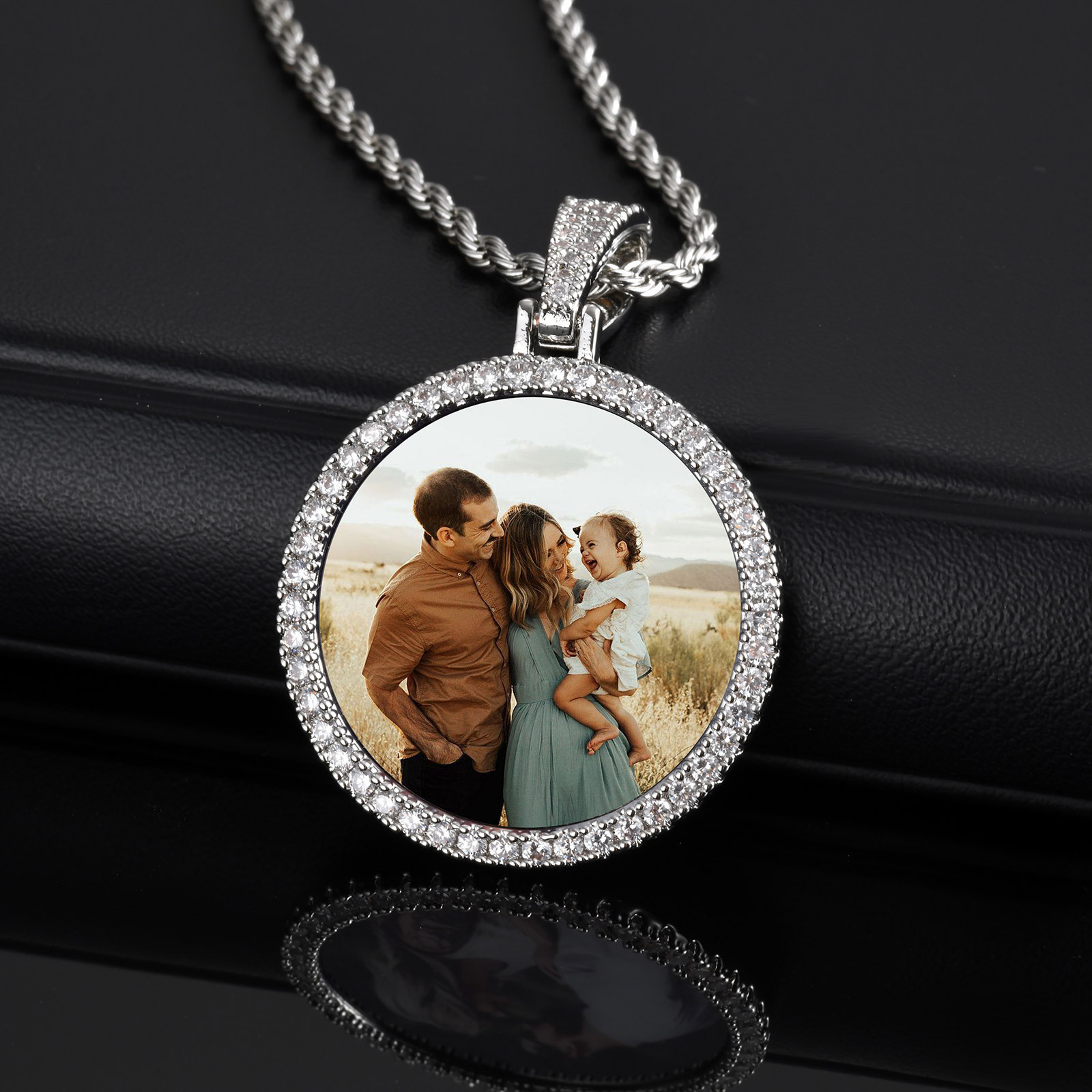 Vnox Kostenlose individuelle runde Fotorahmen-Halsketten, Geschenk für Damen und Herren, großer Münzanhänger, Zirkon-Steinkreis, Familienbild-Geschenk für Papa