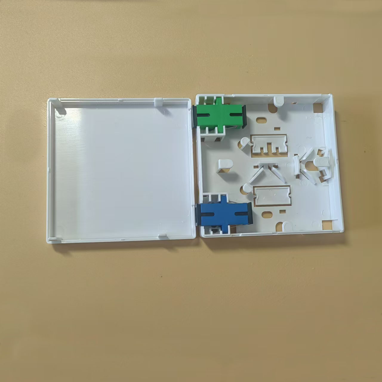 2-Port-Anschlussdose, 86-Typ ABS-Anschlussdose für optische Anschlüsse, weiße Glasfaser-Spleißbox aus Kunststoff mit Adaptern