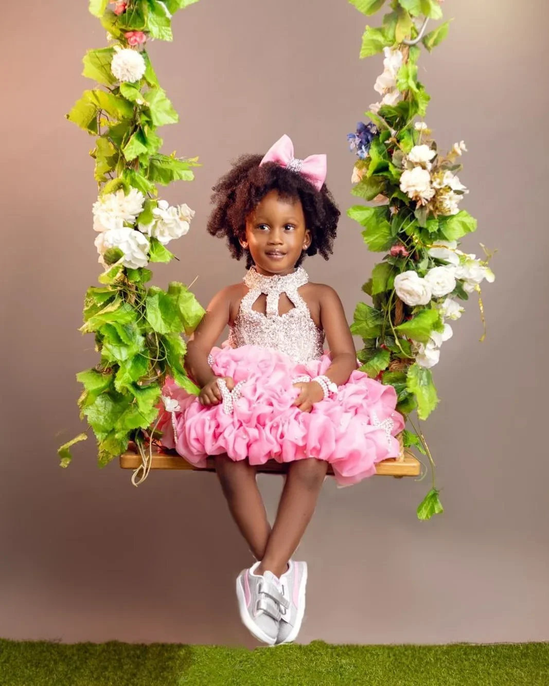 แขนกุดชุดสาวดอกไม้สําหรับงานแต่งงานคริสตัลไข่มุก Ruffles เจ้าหญิงเด็กวันเกิด Party First Holy Communion Gown