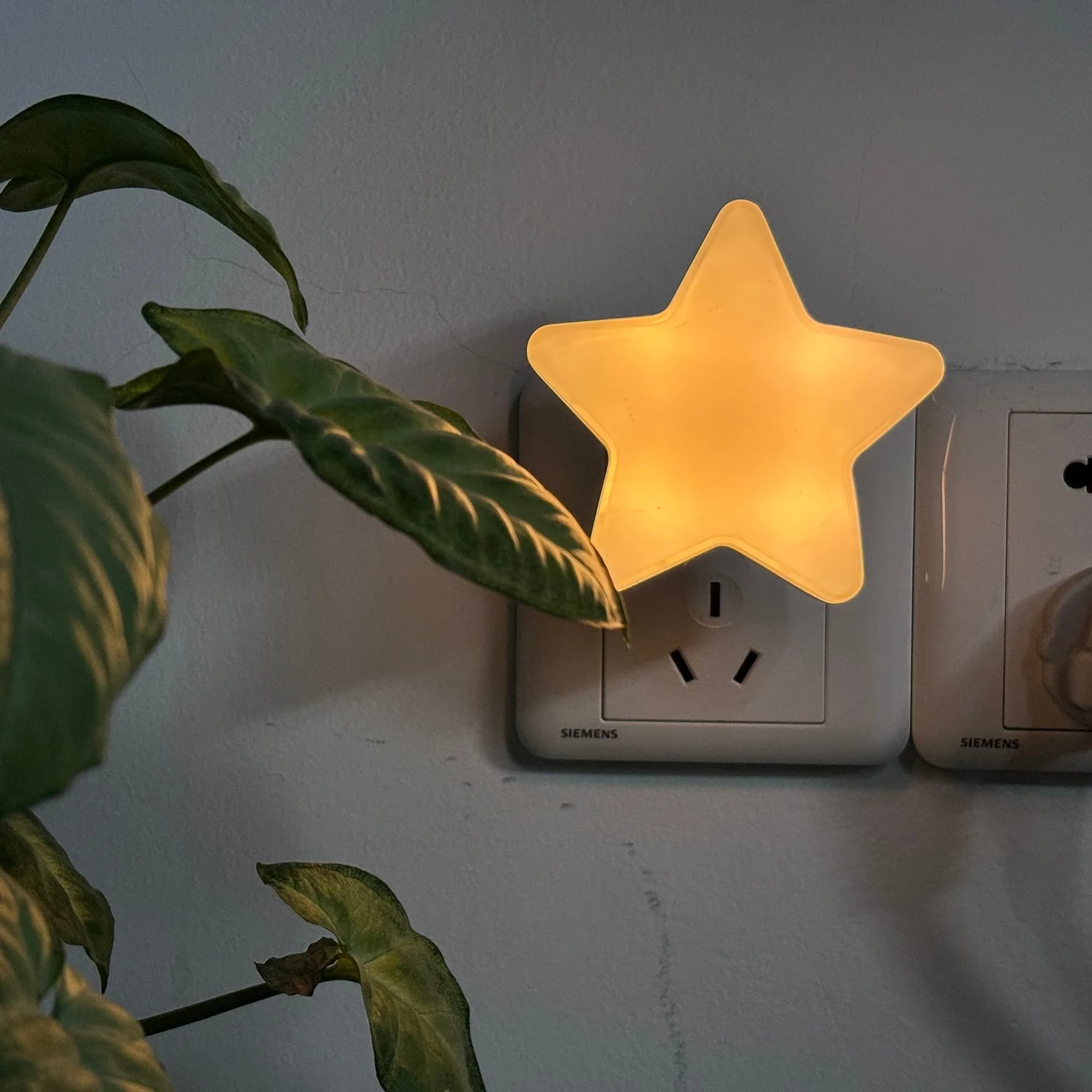 Luces nocturnas con forma de estrella, luces LED con Sensor de luz nocturna, enchufe de encendido/apagado automático para niños, dormitorio, escalera, pasillo, lámparas de noche para cabecera de cama