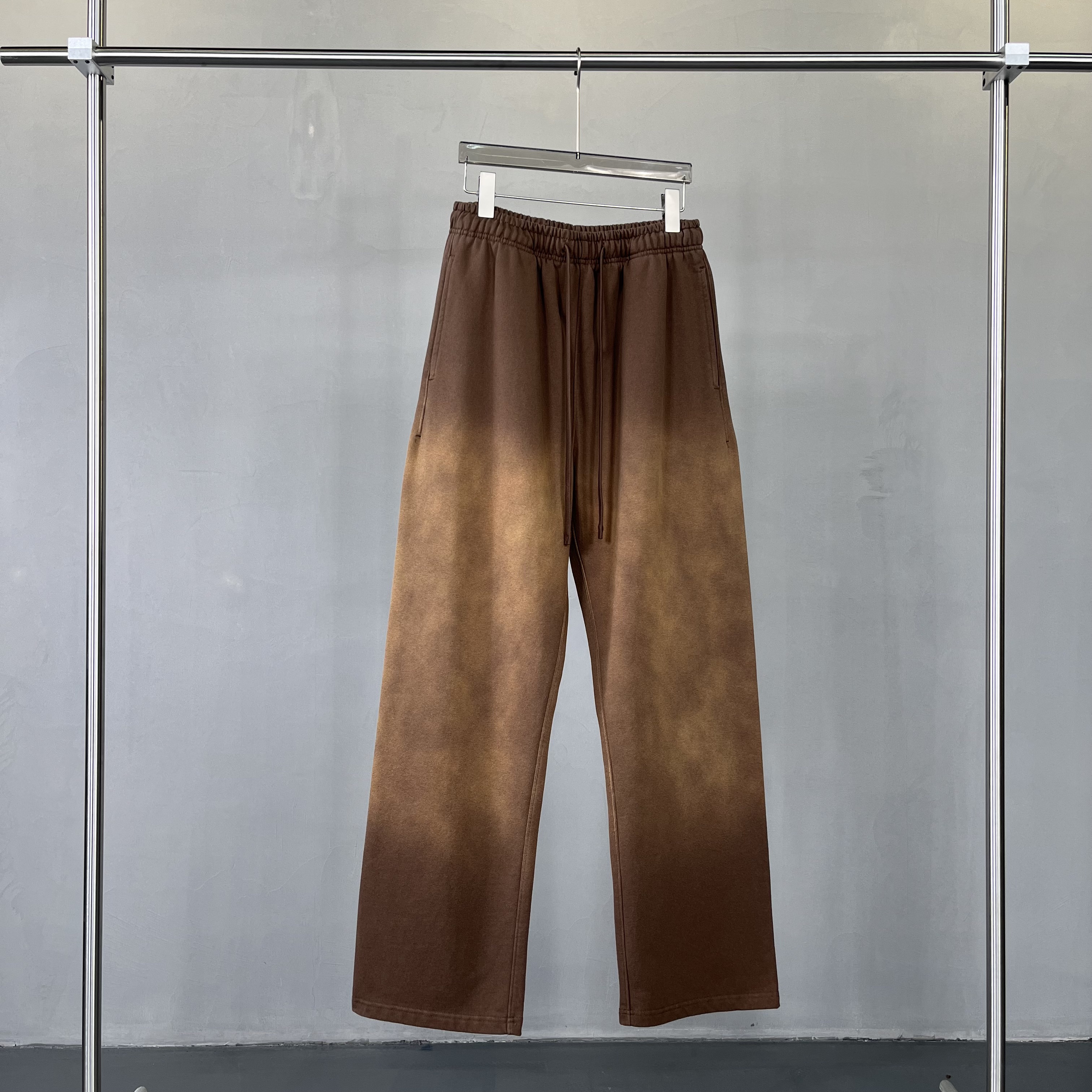 Pantalón sudadera teñido con spray