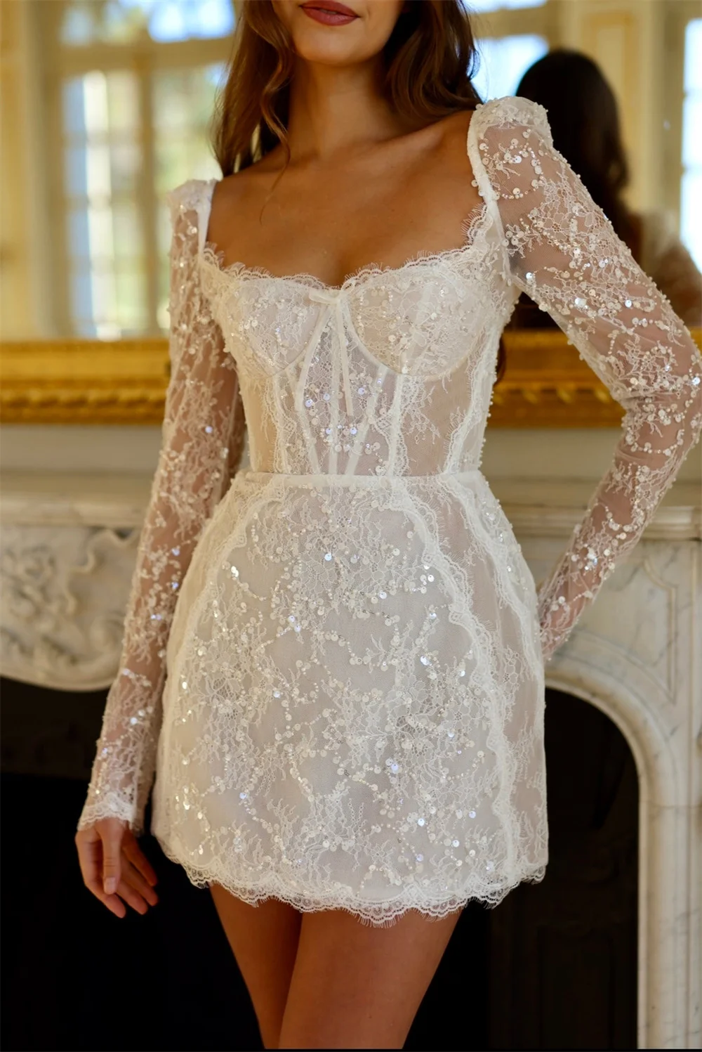 Minigonna personalizzata Collo quadrato Abito da sposa in pizzo con paillettes Maniche lunghe Abiti da sposa Abito corto con lacci sul retro Dopo la festa