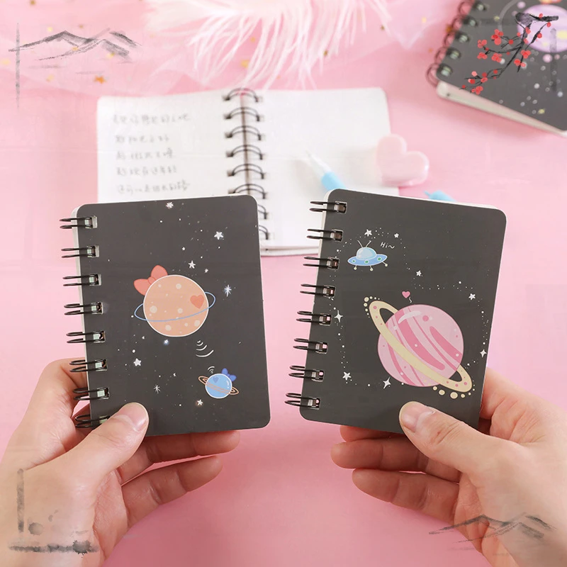 1 ชิ้น Planet Flip Coil Book นักเรียนแบบพกพากระเป๋าโน้ตบุ๊ค Mini Notebook A7 Mini Notes อุปกรณ์โรงเรียนสํานักงานเครื่องเขียน