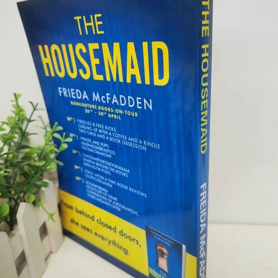 The Housemaid โดย Freida McFadden หนังสือปกอ่อนในหนังสือภาษาอังกฤษ