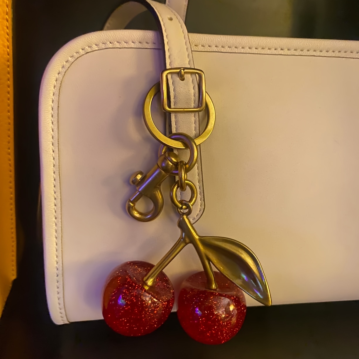 Chaveiro com pingente de cereja brilhante com bolsa de clipe, resina brilhante e acessórios de metal, usado para carteiras e bolsas femininas
