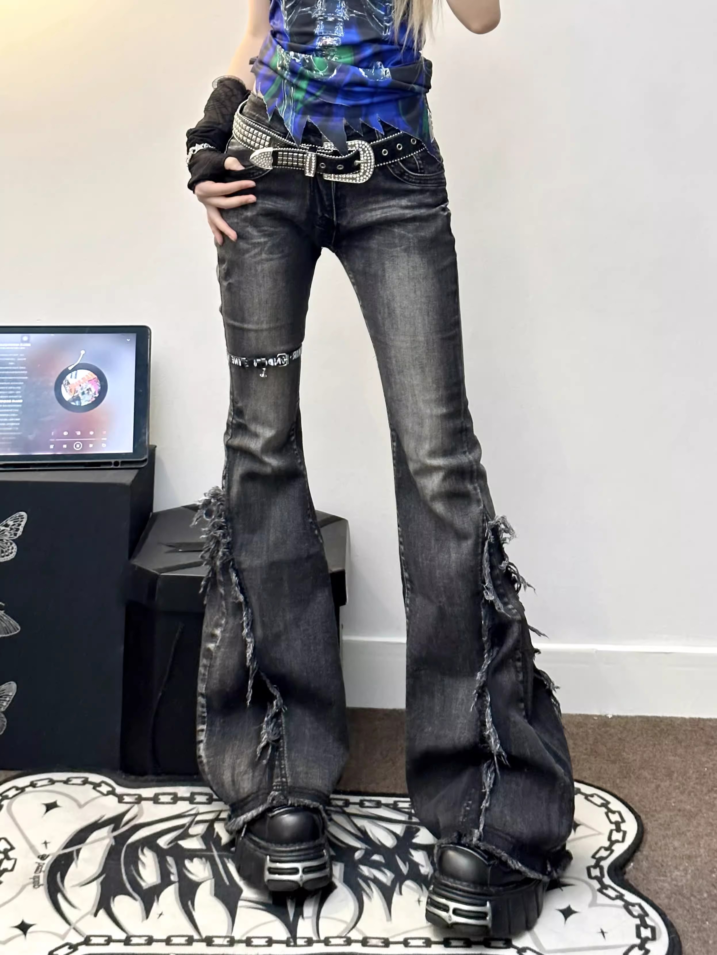 女性の黒ゴシックだぶだぶフレアジーンズ原宿 Y2k 美的デニムパンツパンクジーンズパンツヴィンテージ 2000 年代のゴミ服 2024