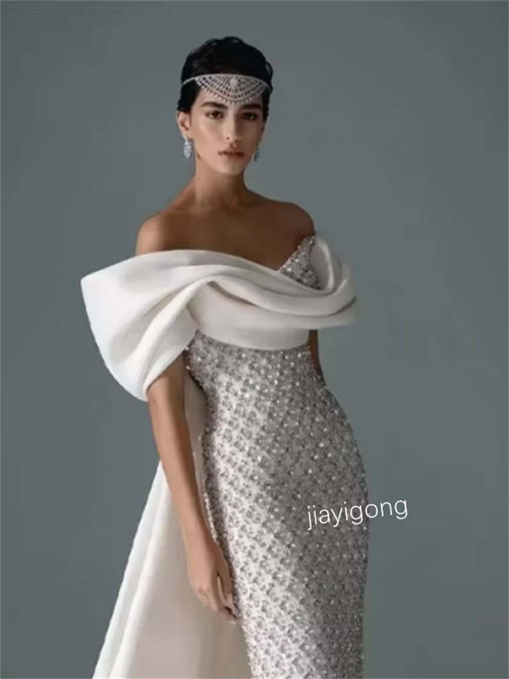 Maßgeschneiderte glitzernde, plissierte, gerade, schulterfreie, lange Kleider mit Pailletten, maßgeschneiderter Anlass, exquisiter chinesischer Stil