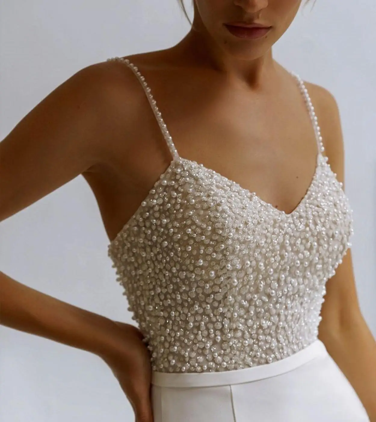 Cinghie spaghetti lucide Perline Scollo a V in raso Guaina / Abiti da sposa a sirena Sweep Train 2026 Rode De Morrie
