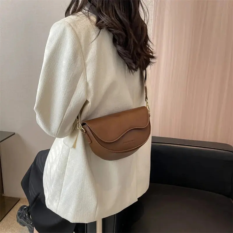 Bolsa crossbody de couro PU vintage para mulheres pequena bolsa de ombro com alça larga design de aba