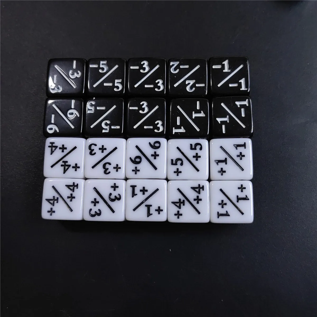 10 teile/satz 1,6 cm Würfel +1/+1&-1/-1 Betrieb Schwarz Und Weiß Unterricht Addition Und Subtraktion Farbe Sohn Mathematische Würfel
