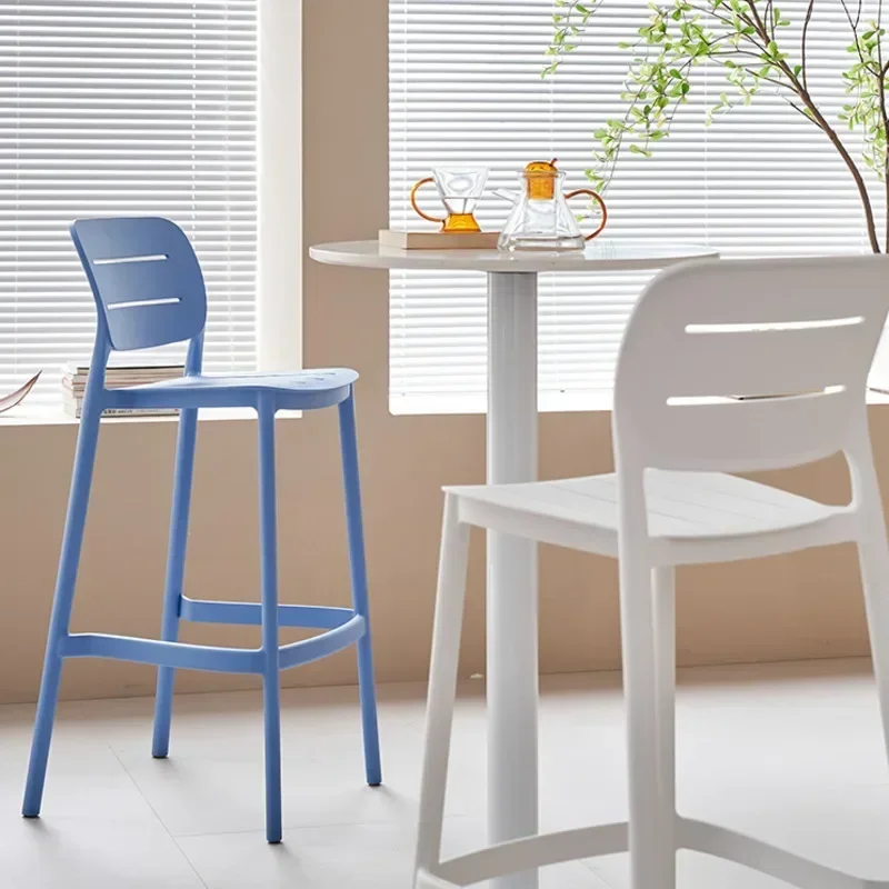Silla de Bar de diseño nórdico para sala de estar, asiento de plástico moderno, sencillo y ligero, para cafetería, taburete alto apilable para exteriores, muebles