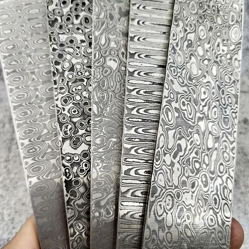 Coltello fai-da-te in acciaio damasco da 1 pezzo, materiale per la produzione di coltelli in acciaio con motivo a sandwich rosa, lama vuota è stato trattamento termico