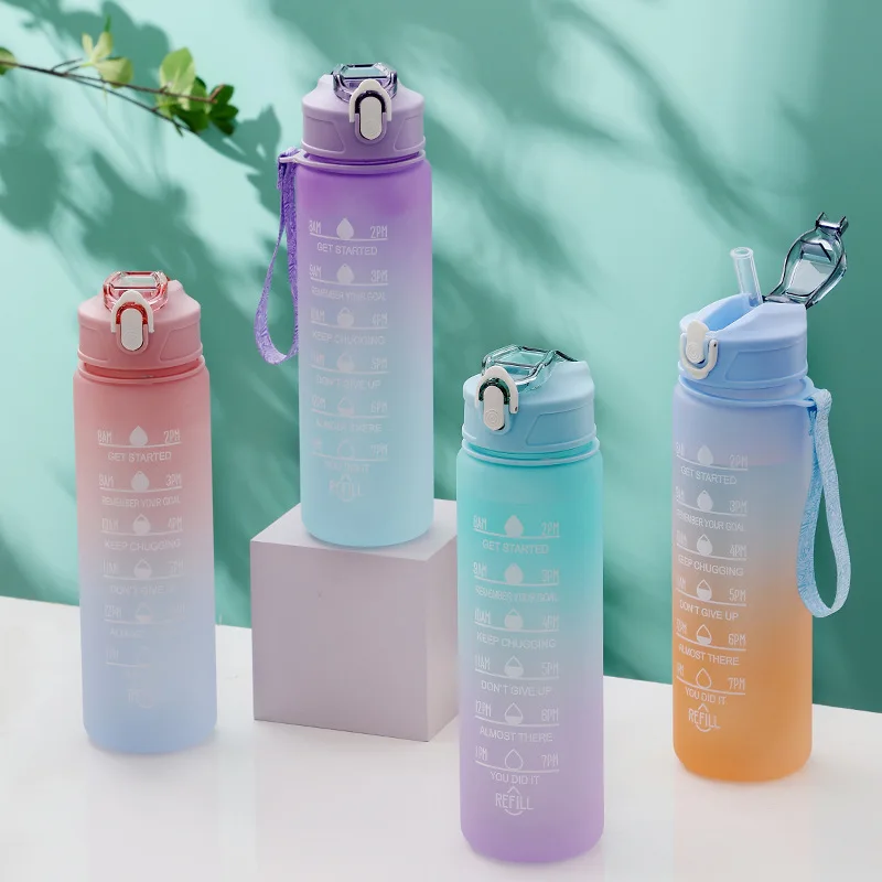 750ML ขวดน้ํากีฬาพร้อมเครื่องหมายเวลาถ้วยป้องกันการรั่วสร้างแรงบันดาลใจขวดน้ําพลาสติกแบบพกพาสําหรับกีฬากลางแจ้งฟิตเนส