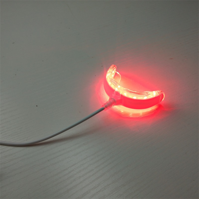 Terapia de luz roja para un alivio inmediatamente del dolor en los dientes, sensibilidad en las encías