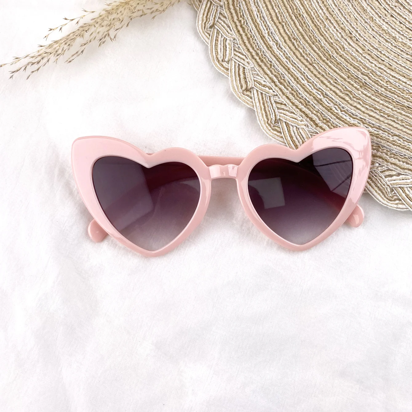 Große herzförmige modische Brille für Männer und Frauen – modische Antireflex-Kunststoffbrille, geeignet für den Strand