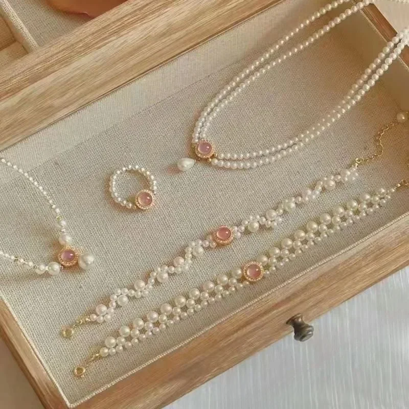 Set Perhiasan Mutiara Jimat Zirkon Bubuk Bunga Merah Muda Temperamen Mode untuk Wanita Liontin Kalung Cincin Anting Hadiah Pernikahan