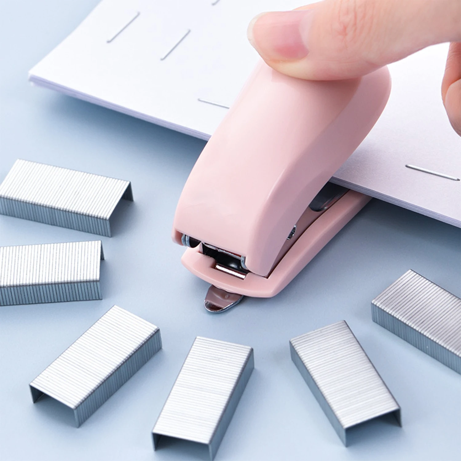 Mini kit cucitrice Cucitrice portatile piccola e graffette per rilegare carta Studente Cancelleria per ufficio Blu Rosa Bianco