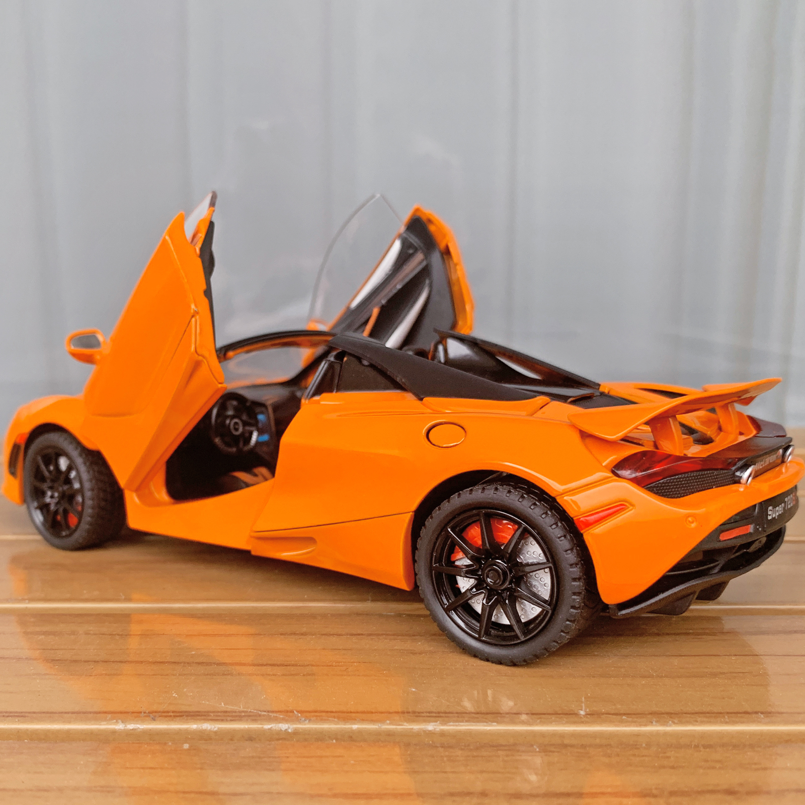 Modelo de carro esportivo de liga 1: 24 720S com quatro rodas e função de absorção de choque, adequado como presente de feriado para crianças