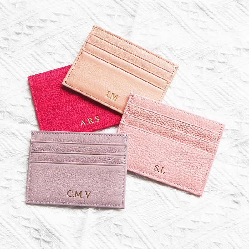 Tarjetero de piel de vaca con logotipo personalizado de la empresa, Mini tarjetero ajustado a la moda para hombre y mujer, bolso informal de lujo con nombre grabado de cuero genuino