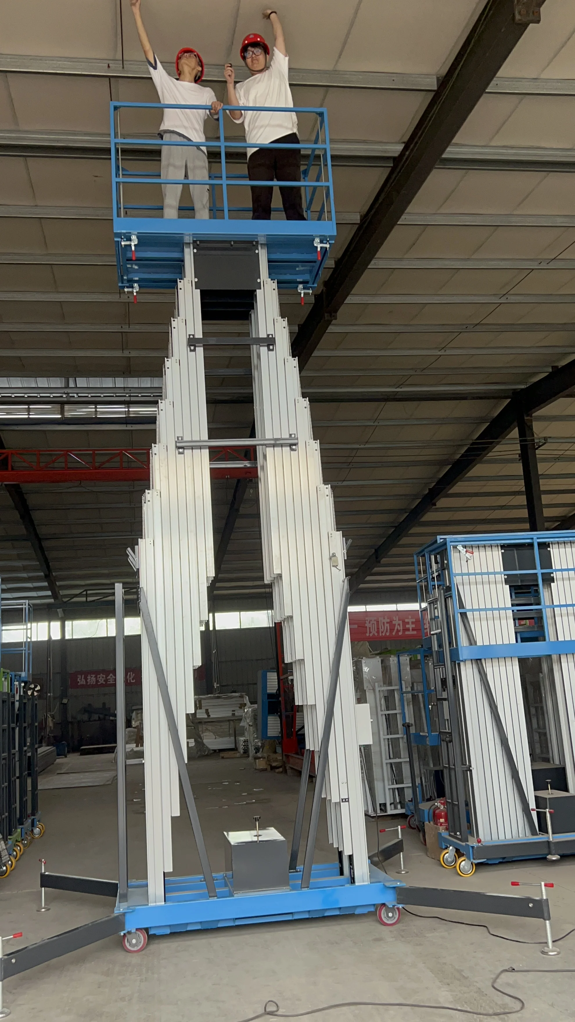 Mesas elevatorias eléctricas para hombre aprobadas por la CE, escaleras de andamio, elevador de mástil de aluminio móvil hidráulico para construcción