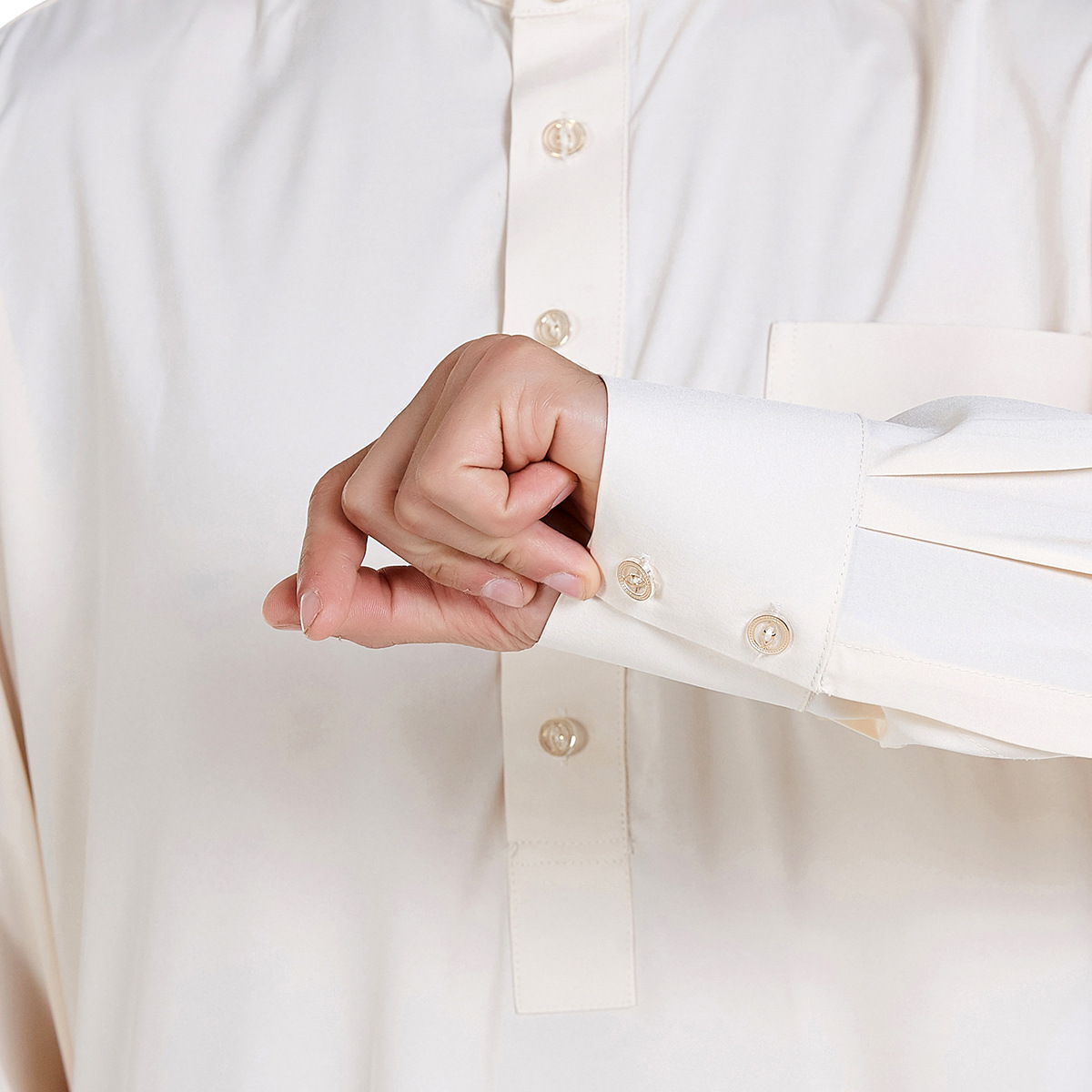 男性の伝統的なイスラムのバスローブ、長いイスラム教徒のドレス、台座と宗教的な証拠で着用、arabicthawb